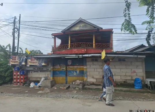 Warung kelontong milik korban B di pasang garis kuning polisi pasca kejadian dugaan perampokan di Cabangbungin, Kabupaten Bekasi, Senin, 10 Februari 2025. (Sumber: Poskota/Ihsan Fahmi)