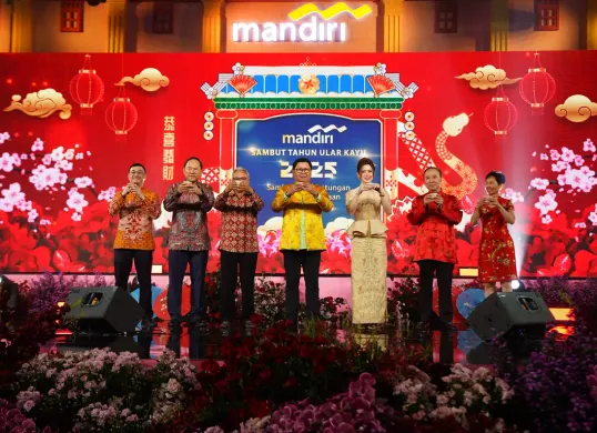 Para pejabat Bank Mandiri berfoto bersama saat malam puncak perayaan Tahun Baru Imlek 2576 Kongzili bersama para nasabah di Jakarta pada Senin, 10 Februari 2025. (Sumber: Dok. Bank Mandiri)