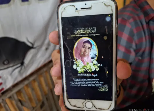Sosok korban Bimih, 72 tahun dalam galeri handphone milik warga sekitar. Senin, 10 Februari 2025. (Sumber: Poskota/Ihsan Fahmi)