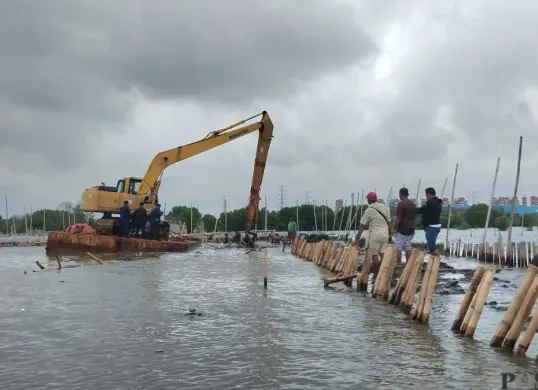 Proses pembongkaran pagar laut kampung Paljaya, Tarumajaya, Kabupaten Bekasi. Selasa, 11 Februari 2025. (Sumber: Poskota/Ihsan Fahmi)