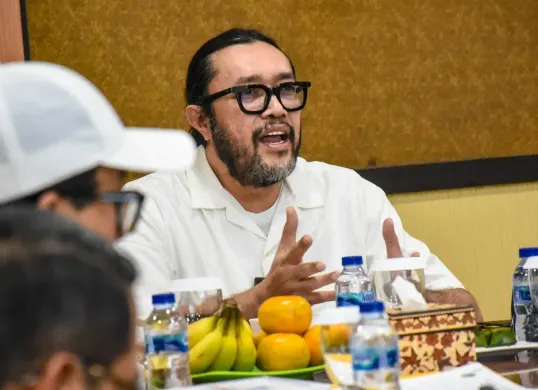 Wakil Ketua DPRD Jabar Ono Surono menanggapi soal Aura Cinta yang dihujat seusai debat dengan Dedi Mulyadi. (Sumber: Dok. Humas DPRD Jabar)