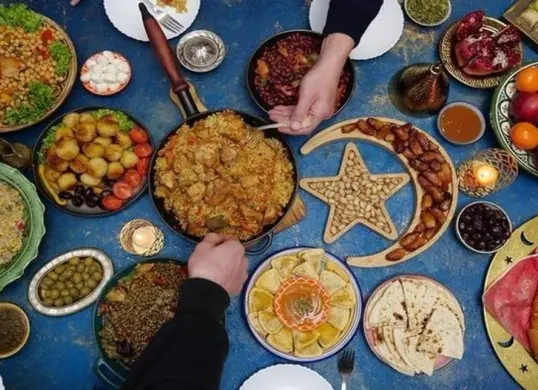Ilustrasi hidangan berbuka, Muhammadiyah tetapkan awal puasa pada 1 Maret 2025. (Sumber: Pinterest/Rhet)