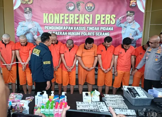 10 bandit jalanan pelaku kejahatan hasil penangkapan Satreskrim Polres Serang dikumpulkan di Mapolres Serang. (Sumber: Poskota/Rahmat Haryono)