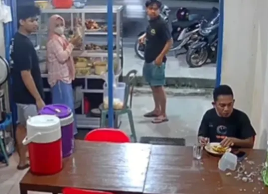 Momen saat gelas pecah di sebuah warung nasi. (Sumber: Tangkap Layar/@iyyahhh15)