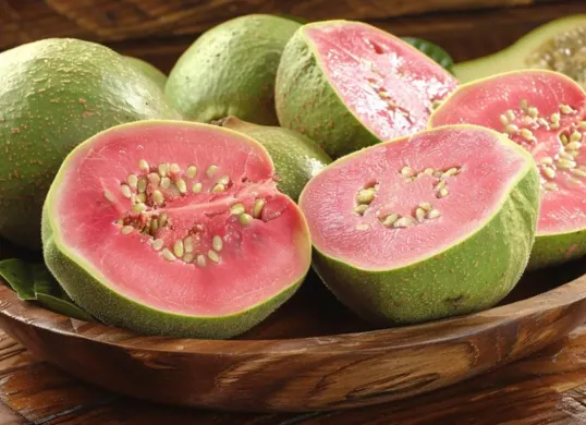 Ternyata jambu biji memiliki berbagai manfaat kesehatan yang luar biasa, salah satunya baik untuk jantung. (Sumber: Freepik)