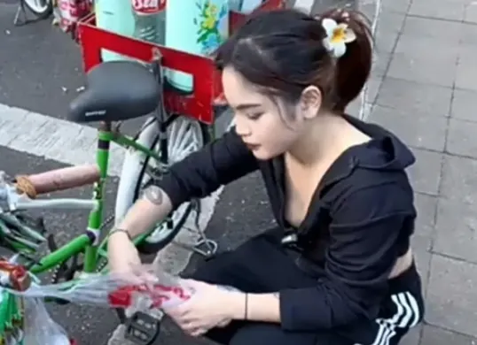 Viral dari Citayam Fashion Week, kini Jeje Slebew disebut jualan kopi keliling. (Sumber: (YouTube/BARA Ze))