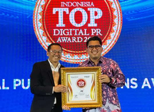 Media Communication Head Dept JNE, Kurnia Nugraha menerima penghargaan Indonesia TOP Digital PR Award 2025, yang diserahkan Tri Raharjo selaku CEO TRAS N CO Indonesia & Chairman Indonesia Brand Community. (Sumber: Dok. JNE)