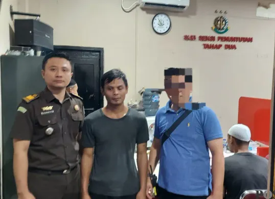 Buronan kasus narkotika ditangkap Tim Tabur Kejati DK Jakarta usai kabur bertahun-tahun dari sidang. (Sumber: Poskota/Ramot Sormin)