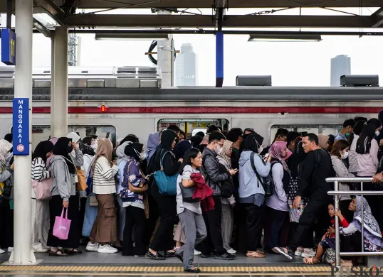 Ilustrasi kepadatan penumpang KRL. (Sumber: Poskoata/ Bilal Nugraha Ginanjar)