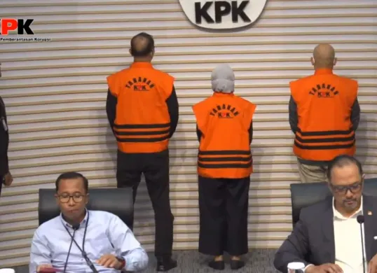 KPK Tetapkan tiga tersangka dalam Korupsi ASDP pada Kamis malam, 13 Februari 2025 dan langsung dijebloskan ke tahanan. (Sumber: Capture YouTube KPK)