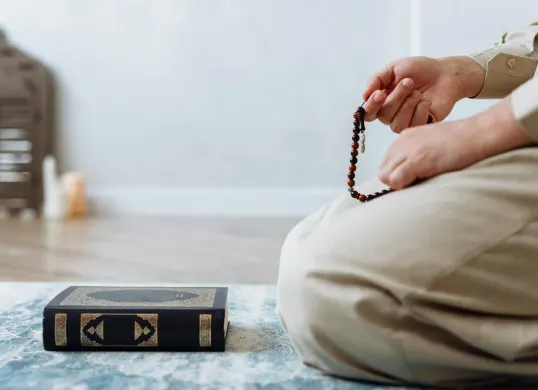 Malam Nisfu Syaban 2026 menjadi momentum persiapan Ramadan. Ketahui jadwal lengkap, hukum sholat Nisfu Syaban, waktu terbaik ibadah, dan niat sholat sunnah. (Sumber: Pexels/Thirdman)