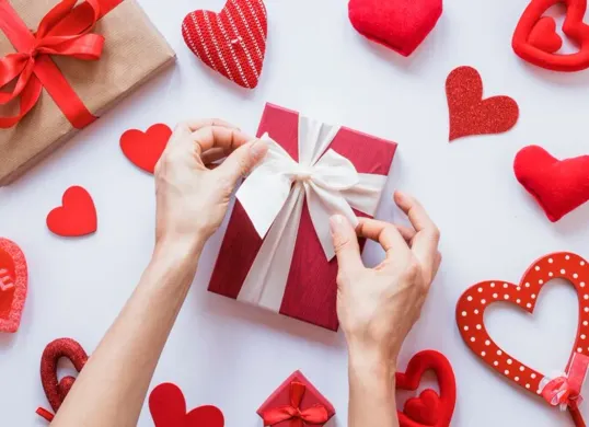 Kado untuk hari Valentine (Sumber: Freepik)