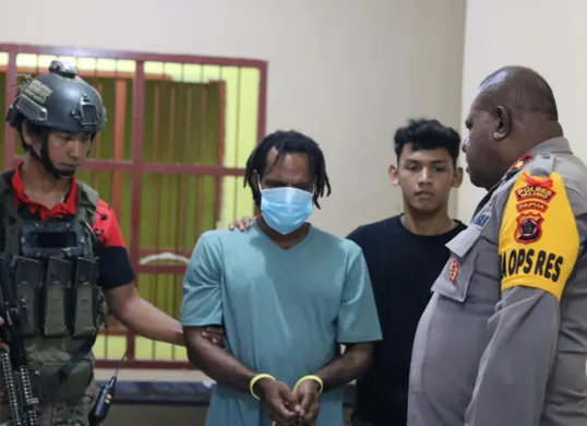Satgas Operasi Damai Cartenz 2025 menggiring tersangka Nikson Matuan alias Okoni Siep, komplotan KKB pimpinan Aske Mabel, ke Polda Papua. (Sumber: Dok. Satgas KKB)