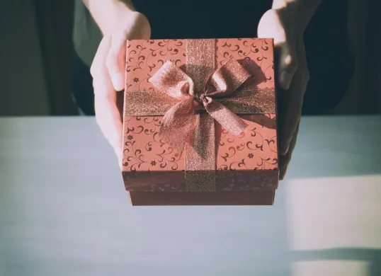 Rekomendasi hadiah valentine. (Sumber: Pexels/Porapak Apichodilok)