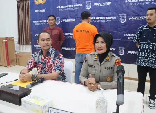 Kasat Reskrim Polres Metro Depok AKBP Zendrato didampingi Kasie Humas AKP Yuni mengungkap kasua pengoplosan beras bulog ke bermerek, Jumat, 14 Februari 2025. (Sumber: Dok. Humas Polres Metro Depok)