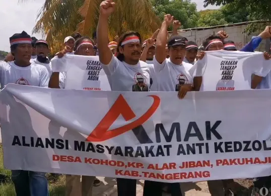 Warga Desa Kohod melakukan deklarasi Laskar Jiban untuk menangkap Arsin. (Sumber: Poskota/Veronica Prasetio)