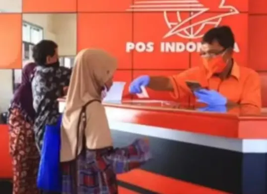Tangkapan layar penyaluran dana Bantuan Sosial (Bansos) PKH-BPNT via PT Pos Indonesia. (Sumber: YouTube/Pendamping Sosial)