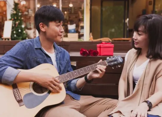 Ilustrasi mendengarkan lagu cinta di hari valentine 2025. (Sumber: Freepik)