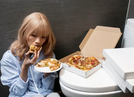  Makan sembarangan bisa menyebabkan berbagai penyakit, seperti kista. (Sumber: Freepik)