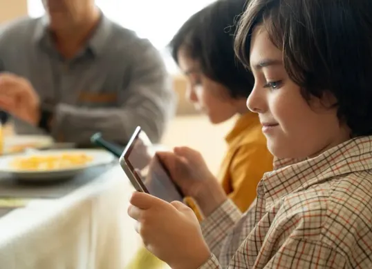 Ilustrasi anak bebas main Hp atau gadget. (Sumber: Freepik)