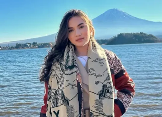 Elina Joerg yang baru saja dilamar Athalla Naufal, memiliki perjalanan karier dan kehidupan pribadi yang menarik. Baca 7 fakta tentang artis cantik ini. (Sumber: Instagram/@elinaaaaajoerg)