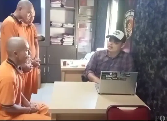 Tiga pengutil warga Tanggamus saat diperiksa penyidik Unit Reskrim Polsek Kragilan. (Sumber: Poskota/Rahmat Haryono)