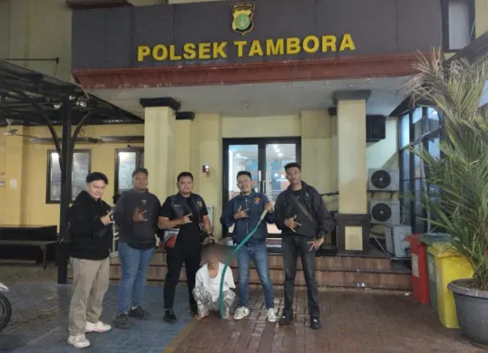 Seorang remaja ditangkap karena kedapatan membawa senjata tajam jenis celurit ukuran jumbo yang diduga digunakan untuk tawuran. (Sumber: Dok. Polsek Tambora)