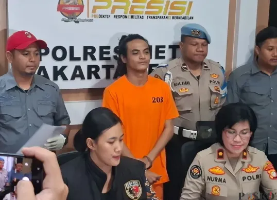 Vadel Badjideh, 20 tahun, tampak tersenyum dalam konferensi pers penetapan tersangka dugaan kasus asusila di Polres Jakarta Selatan, Jumat, 14 Februari 2025. (Sumber: Poskota/Ali Mansur)