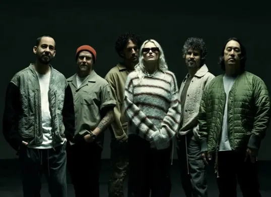 Linkin Park bagikan tahu bulat di Jakarta sebelum konser. (Sumber: Pinterest/Flower Poxy)