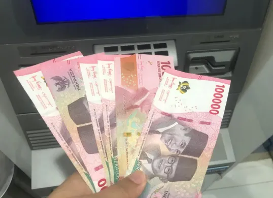 Klaim saldo dana bansos senilai Rp600.000 dari susulan Program Keluarga Harapan (PKH).(Sumber: Poskota/Mutia Dheza Cantika)