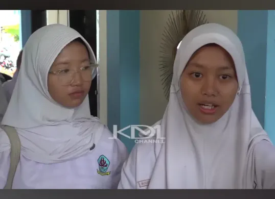 Tak takut, siswi asal Cirebon melaporkan pungli yang terjadi di sekolah pada Gubernur Dedi Mulyadi. (Sumber: Youtube/Kang Dedi Mulyadi Channel)