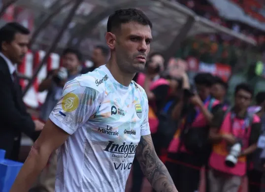 Pemain Persib, Tyronne del Pino terluka lantaran aksi pelemparan oleh suporter usai bertanding melawan Persija di Stadion Patriot Candrabhaga, Bekasi pada Minggu, 16 Februari 2025 (Sumber: Dok Instagram Tyronne del Pino)
