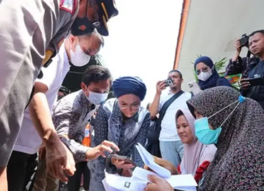 Penerapan Data Tunggal Sosial dan Ekonomi Nasional (DTSEN) oleh pemerintah bertujuan memastikan penyaluran Bansos PKH dan BPNT tepat sasaran. Dengan DTSEN, data penerima lebih terverifikasi dan akurat. (Sumber: Instagram/@sellygantina76)