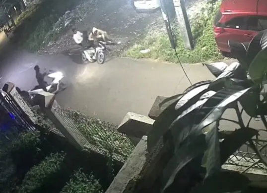 Kawanan begal merampas motor wanita di Kampung Ciketing, Rawa Mulya, Mustikajaya, Kota Bekasi terekam kamera CCTV, Senin, 17 Februari 2025. (Sumber: Dok. CCTV Warga Mustikajaya)