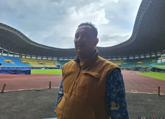 Kepala UPTD Stadion Patriot Chandrabaga, Kota Bekasi, Umar Setiono, menjelaskan Manajemen Persija Jakarta, akan bertanggung jawab atas kerusakan fasilitas venue pasca laga melawan Persib Bandung, Senin, 17 Februari 2025. (Sumber: Poskota/Ihsan Fahmi)