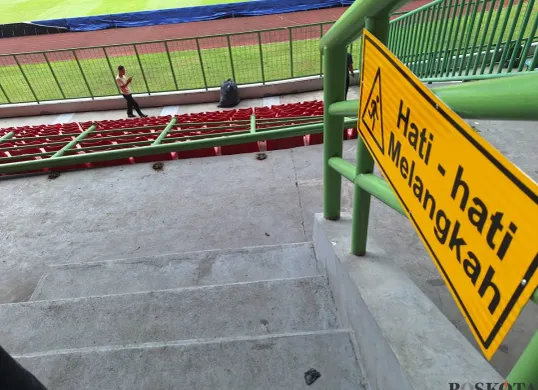 Salah satu pagar tribun di Stadion Patriot Chandrabaga, Kota Bekasi, mengalami kerusakan, Senin, 17 Februari 2025. (Sumber: Poskota/Ihsan Fahmi)