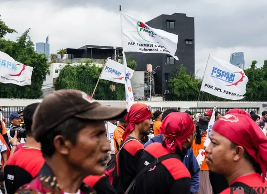 Ilustrasi. Ratusan buruh yang melakukan aksi demostrasi di depan kompleks Parlemen, Senayan, Jakarta Pusat. (Sumber: Poskota/Bilal Nugraha Ginanjar)