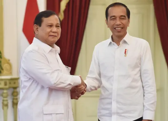 Prabowo Subianto memberikan penghormatan khusus kepada Presiden Joko Widodo Pada perayaan puncak Hari Ulang Tahun (HUT) ke-17 Partai Gerindra, Ketua Umum Partai Gerindra, Sabtu, 15 Februari 2025. (Sumber: Sekretariat Negara)