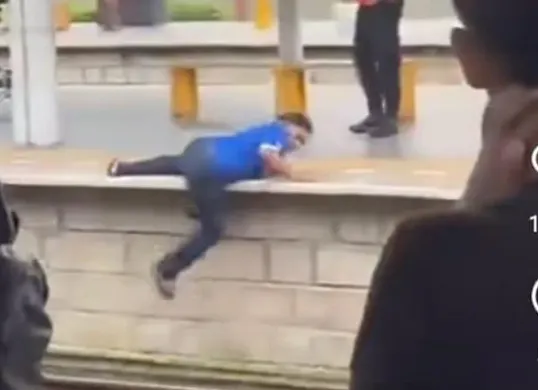 Pria menganakan jersey persib dikejar di Stasiun Jatinegara. (Sumber: Tangkapan Layar)