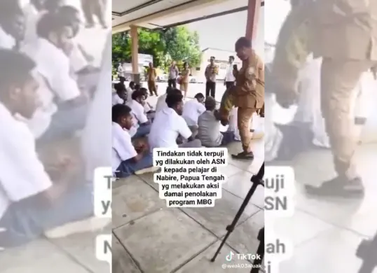 Video viral yang menunjukkan seorang ASN di Papua lakukan hal tidak terpuji terhadap siswa yang unjuk rasa menolak makan bergizi gratis (MBG). (Sumber: X/@JhonSitorus_18)