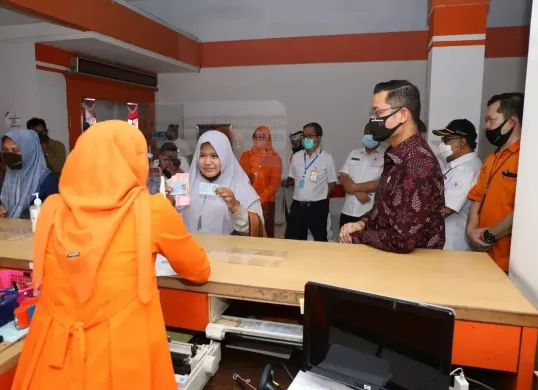 Proses pencairan bansos PKH tahap 1 Januari-Maret 2025 lewat PT Pos Indonesia. (Sumber: Dok/posindonesia.co.id)