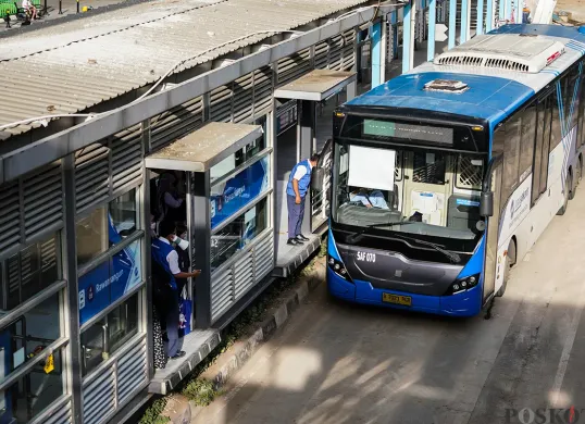 Calon penumpang transjakarta menunggu kedatangan Transjakarta di Halte Rawamangun, Jalan Pemuda, Rawamangun Jakarta Timur, Rabu, 19 Februari 2025. (Sumber: Poskota/Bilal Nugraha Ginanjar)