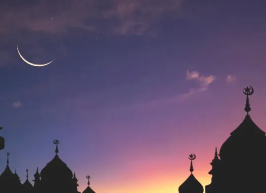 Ilustrasi pemantauan hilal awal Ramadan 2025. (Sumber: Sahabat Pegadaian)