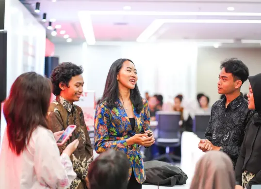 Para peserta Telkom B2B Camp Summit Day tengah melakukan roleplay untuk pitching klien yang dipandu oleh Account Manager Telkom. (Sumber: Dok. Telkom)