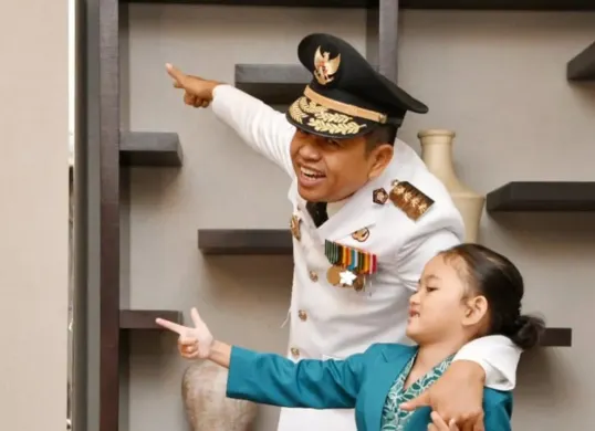 Gubernur Jawa Barat Dedi Mulyadi langsung memecat Kepala Sekolah SMAN 6 Depok karena bersikukuh menyelenggarakan study tour bagi siswanya. (Sumber: Capture Instagram @dedimulyadi71)
