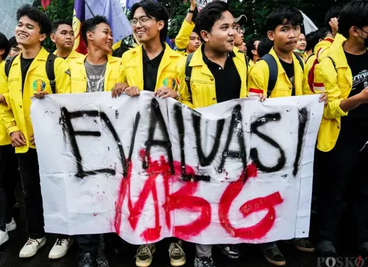 Mahasiswa dari berbagai kampus yang tergabung dalam Badan Eksekutif Mahasiswa Seluruh Indonesia (BEM-SI) menggelar aksi unjuk rasa serentak di sekitar Patung Arjuna Wijaya, Jakarta, Senin, 17 Februari 2025. (Sumber: Poskota/Bilal Nugraha Ginanjar)