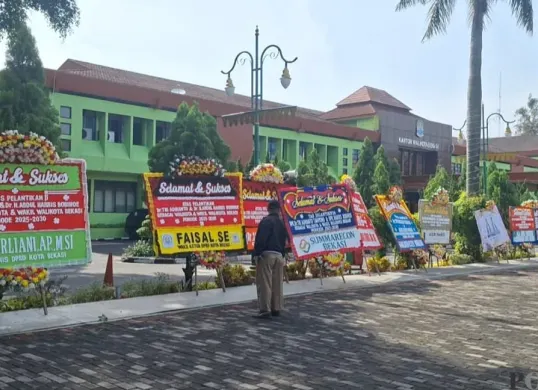 Karangan bunga penuhi area dalam Gedung Pemkot Bekasi, sambut kedatangan Wali Kota dan Wakil Wali Kota Bekasi Tri Adhianto-Abdul Harris Bobihoe, Kamis, 20 Februari 2025. (Sumber: Poskota/Ihsan Fahmi)