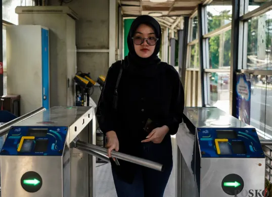 Calon penumpang memasuki area tunggu kedatangan bus TransJakarta di Halte Rawamangun, Jalan Pemuda, Jakarta Timur, Rabu, 19 Februari 2025. Halte ini sempat ditutup akibat proyek konstruksi LRT Jakarta. (Sumber: Poskota/Bilal Nugraha Ginanjar)