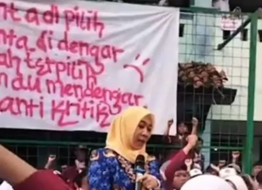 Aksi demo para siswa MAN 2 Kota Bekasi menuntut transparansi pengelolaan dana kepada kepala sekolah, Senin, 17 Januari 2025. (Sumber: Tangkap Layar Instagram @Bekasi.terkini)