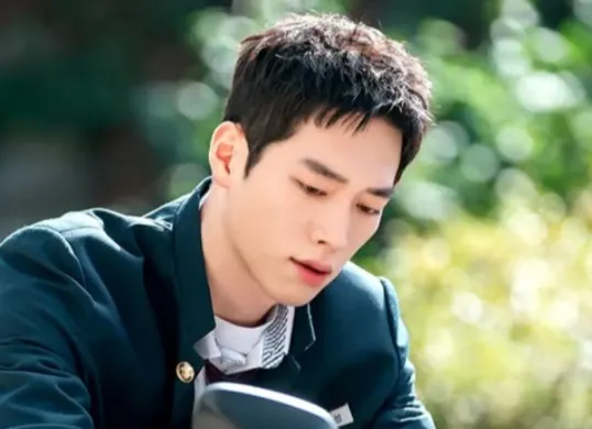 Seo Kang Joon tampil memukau dalam drama "Undercover High School" sebagai Jeong Hae Seong, siswa SMA dengan misi rahasia sebagai agen NIS. Visualnya yang segar dan penuh pesona mencuri perhatian banyak penggemar. (Sumber: Instagram/@mbcdrama_now)